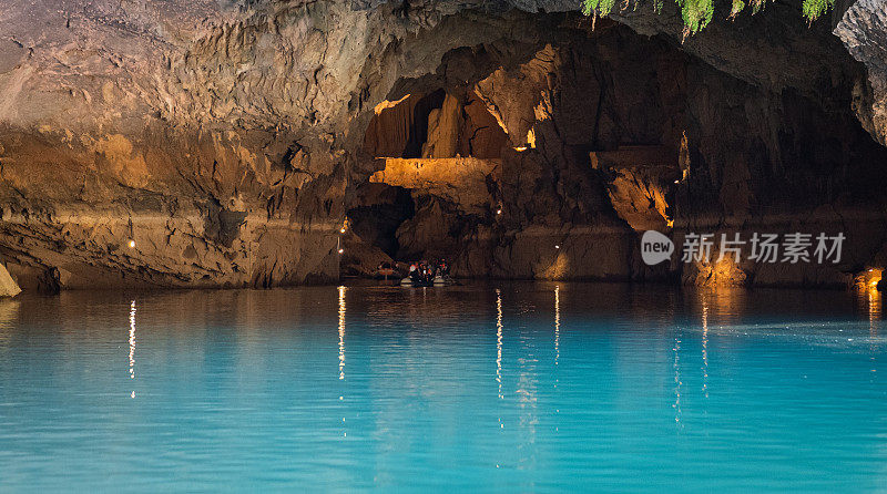 Altinbesik Cave (Altinbesik Magarasi)位于陡峭的Manavgat山的西侧，距离安塔利亚的Ibradi区7公里